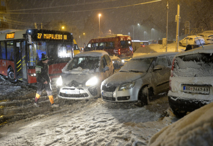 Snow Continues to Fall, Traffic Collapse on Monday