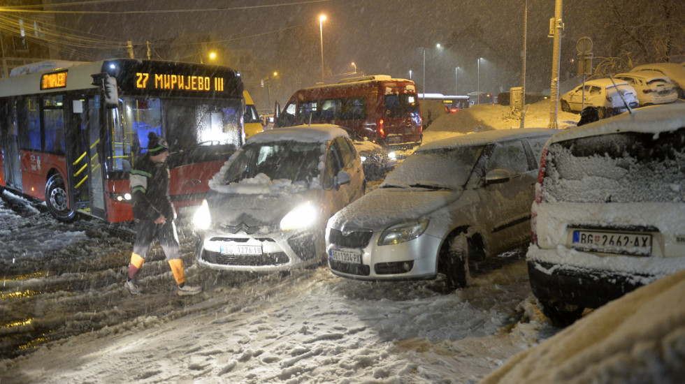 Snow Continues to Fall, Traffic Collapse on Monday