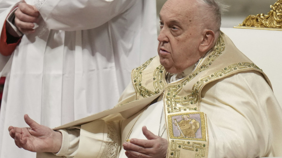 Papa Franja proveo mirnu noć posle bronhijalnog spazma: "Dobro podneo terapiju i u svesnom je stanju"
