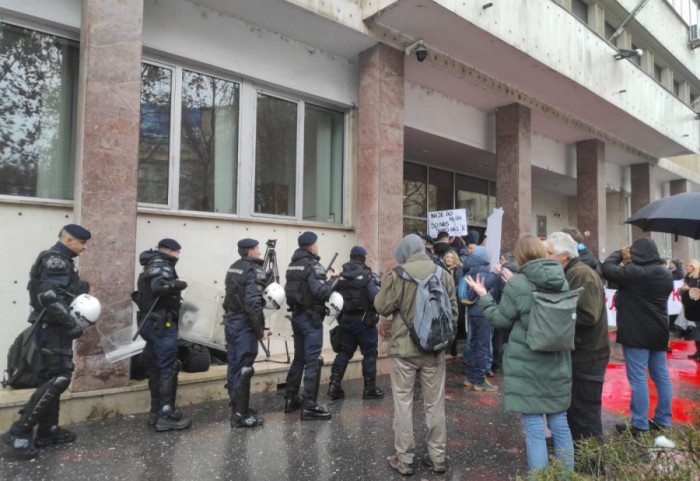 (FOTO) Opozicija i građani ispred ulaza u Skupštinu grada, raspoređena policija nakon guranja aktivista i obezbeđenja