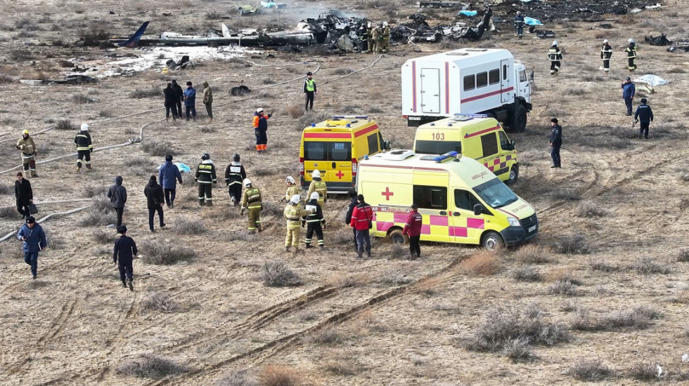 (FOTO/VIDEO) Avion iz Azerbejdžana se srušio u Kazahstanu, prema prvim izveštajima ima preživelih