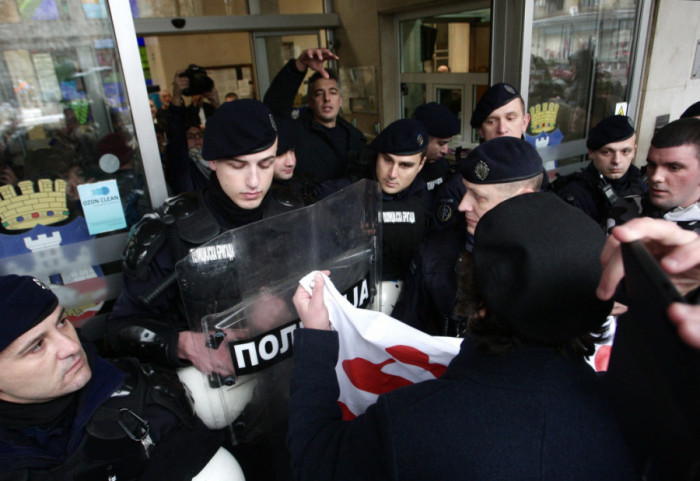 (FOTO) Aktivisti ispred ulaza u Skupštinu grada, raspoređena policija nakon guranja s obezbeđenjem