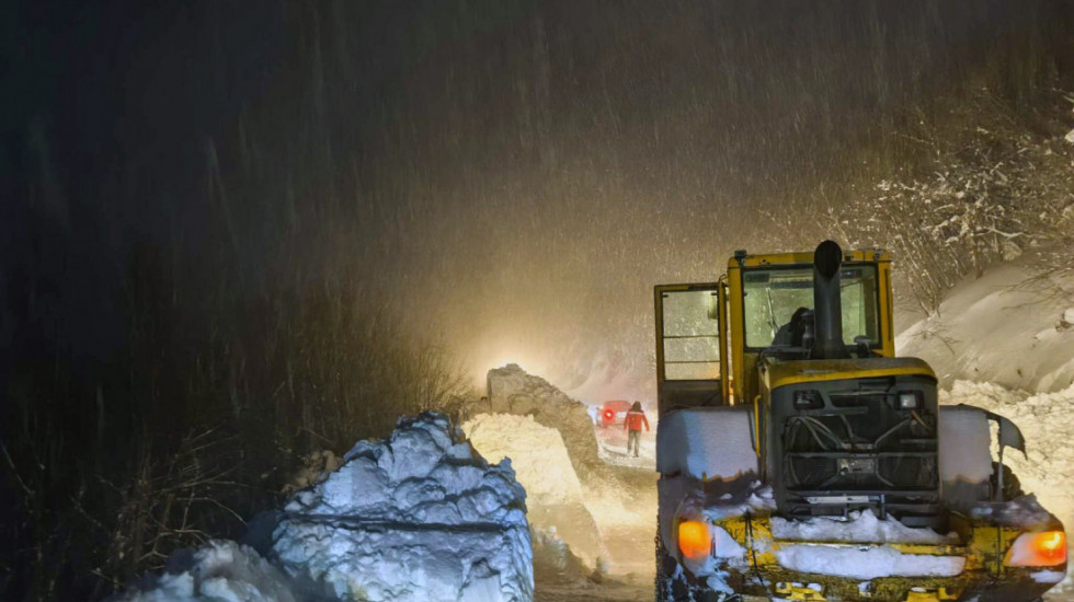 (FOTO/VIDEO) Hrvatska: Spaseno 48 ljudi iz snežne oluje u Lici