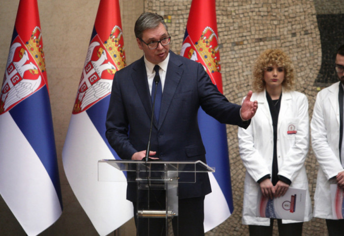 Vučić uručio ugovor o radu najboljim mladim medicinarima: Dobili ste poštovanje države i obavezu da lečite ljude