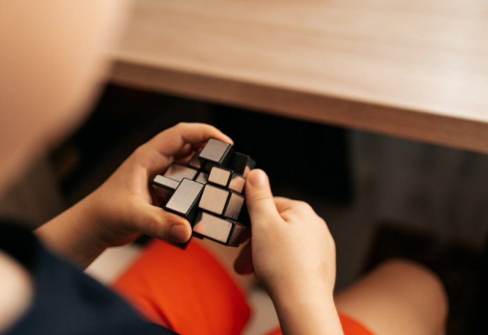 Dečak (9) iz Poljske oborio svetski rekord u slaganju Rubikove kocke: Sastavio je za 2,76 sekundi