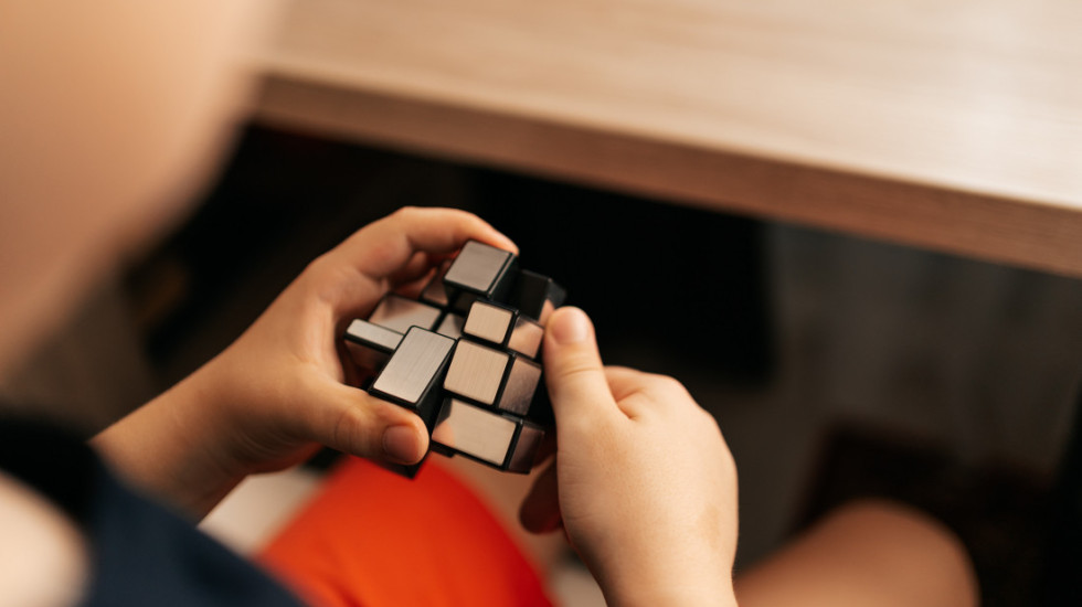 Dečak (9) iz Poljske oborio svetski rekord u slaganju Rubikove kocke: Sastavio je za svega 2,76 sekundi