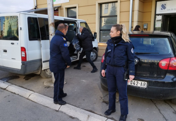 (FOTO/VIDEO) Nastavak akcije Kosovske policije, upala u službene prostorije Urbanizma u Severnoj Mitrovici