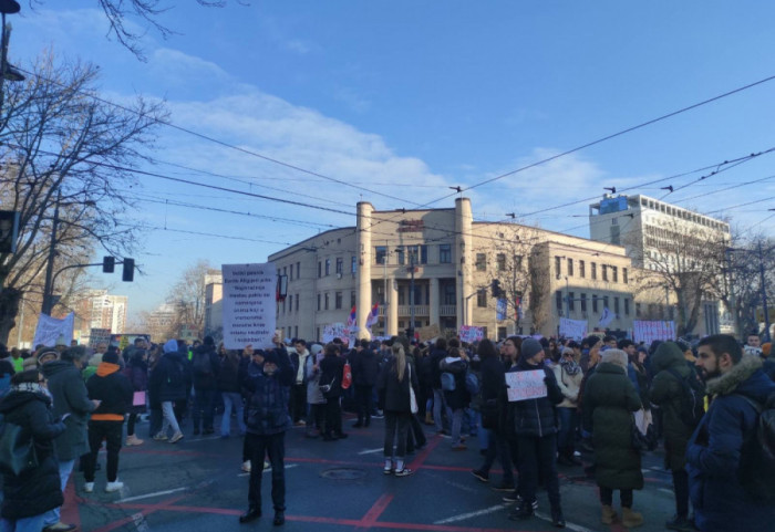 (VIDEO) Studenti uz srednjoškolce: Protestna šetnja do Ministarstva prosvete, akcija završena ispred RTS u Takovskoj