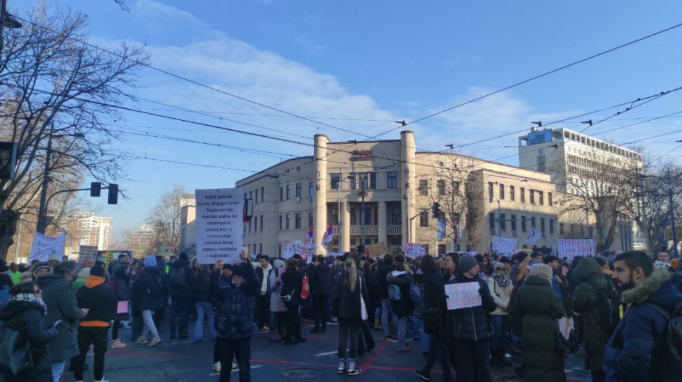 (VIDEO) Studenti uz srednjoškolce: Protestna šetnja do Ministarstva prosvete, akcija završena ispred RTS u Takovskoj