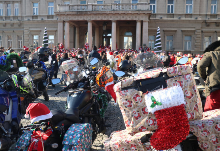 (FOTO) Deda Mrazovi-motoristi obradovali decu sa smetnjama u razvoju: "Iščekuju nas cele godine"