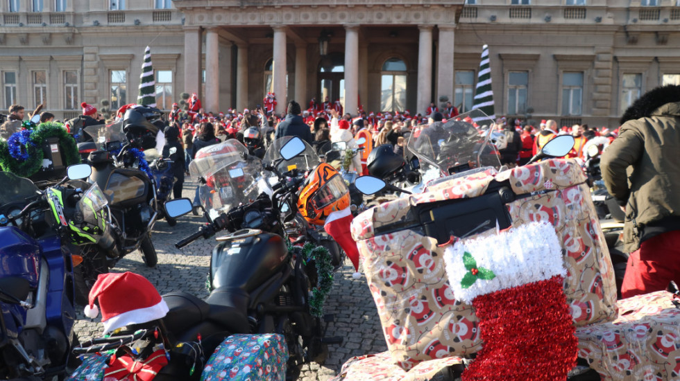 (FOTO) Deda Mrazovi-motoristi obradovali decu sa smetnjama u razvoju: "Iščekuju nas cele godine"