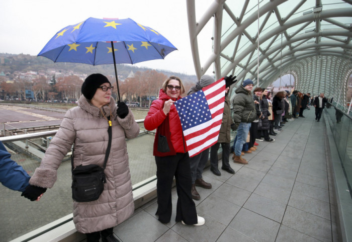 (FOTO) Protest u Gruziji uoči inauguracije novog predsednika: Demonstranti formirali "ljudski lanac", nosili zastave EU