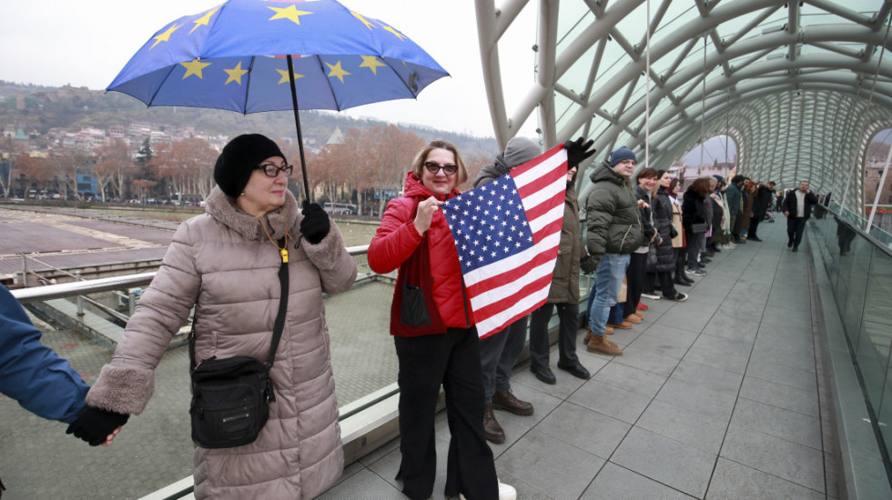 (FOTO) Protest u Gruziji uoči inauguracije novog predsednika: Demonstranti formirali "ljudski lanac", nosili zastave EU