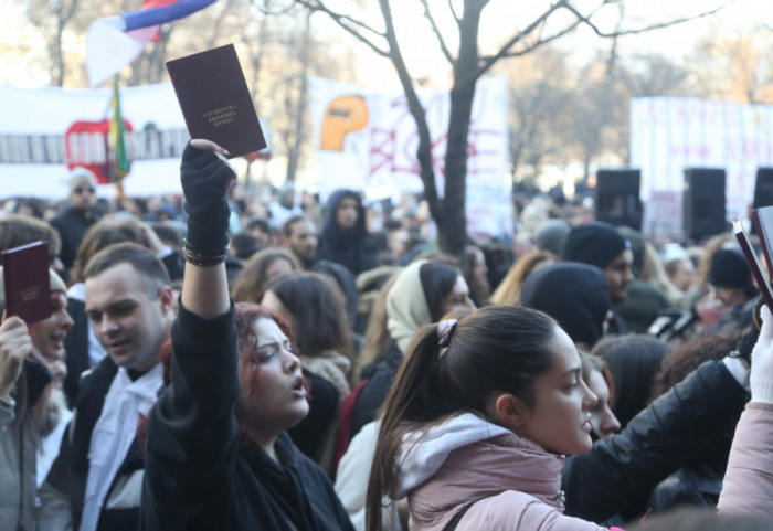 Studenti blokirali saobraćaj kod Vukovog spomenika na 15 minuta