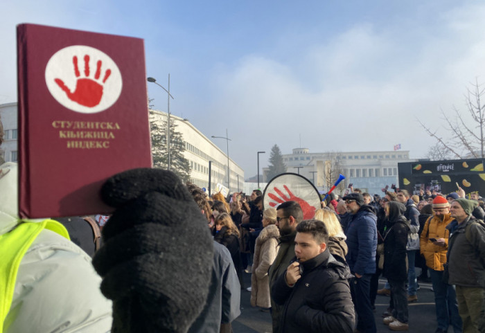 (FOTO/VIDEO) Održan protest studenata ispred Skupštine Novog Sada: Izglasali nepoverenje Đuriću i Vučinić