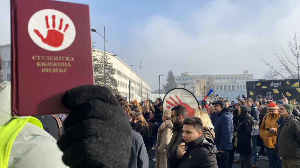 (FOTO/VIDEO) Održan protest studenata ispred Skupštine Novog Sada: Izglasali nepoverenje Đuriću i Vučinić