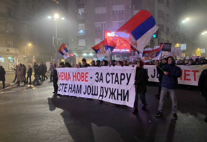 (FOTO/VIDEO) "Nema nove - za staru ste nam još dužni": Protesti studenata na trgovima u Beogradu, Novom Sadu i Nišu