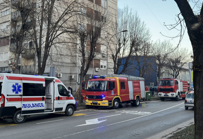 (FOTO) Požar u višespratnici u Čačku, na terenu pet vatrogasnih vozila: Priveden muškarac