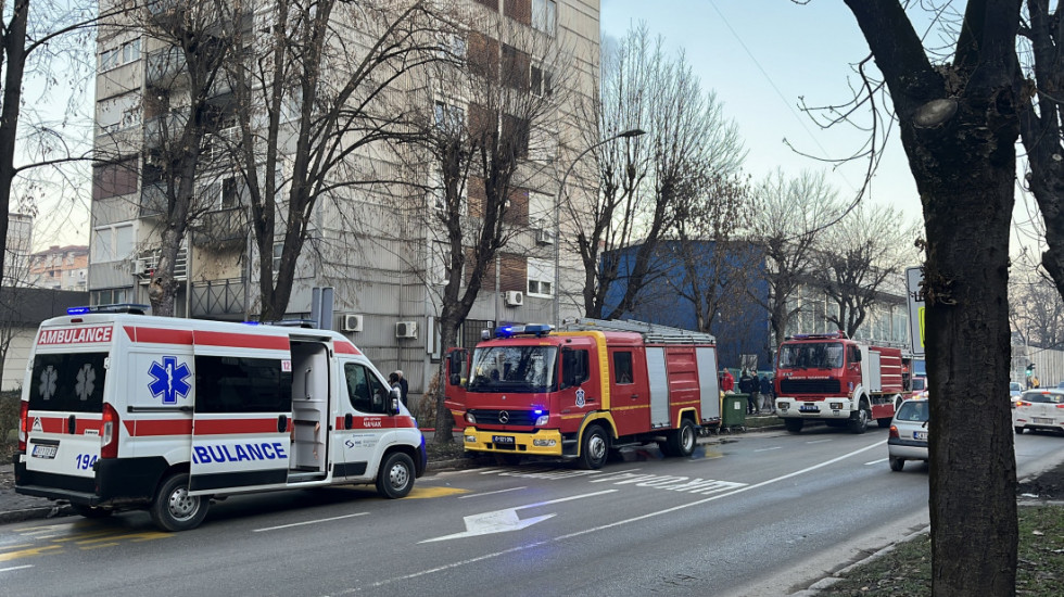 (FOTO) Povređene četiri osobe u požaru u višespratnici u Čačku