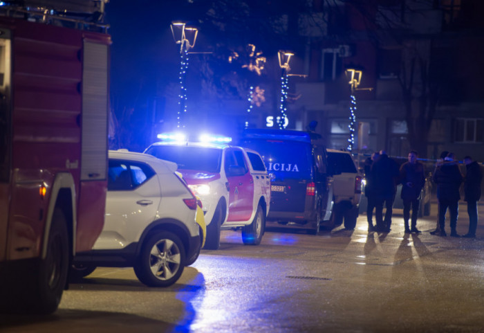 (FOTO) Masakr na Cetinju: Policija prvo upućena na pogrešnu lokaciju; Građani pale sveće za ubijene