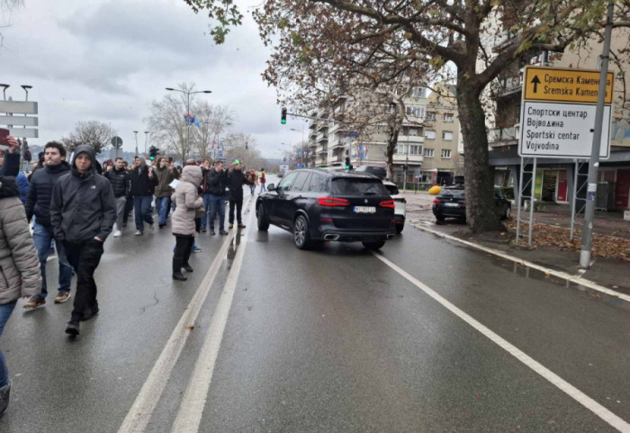 (VIDEO) Incident u Novom Sadu: Vozač "BMW" pokušao vozilom da probije blokadu, građani ga jurili niz ulicu