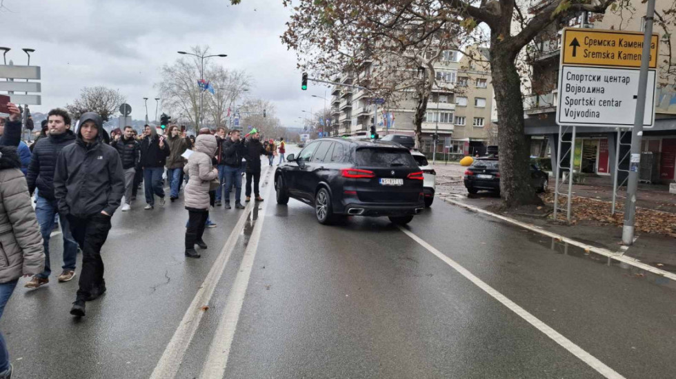 (VIDEO) Incident u Novom Sadu: Vozač "BMW" pokušao vozilom da probije blokadu, građani ga jurili niz ulicu