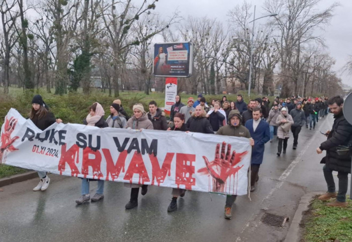 (FOTO) Održana akcija "29 minuta za 29 žrtava": Blokade u više gradova Srbije, "krvava šaka" na zidu Petrovaradina