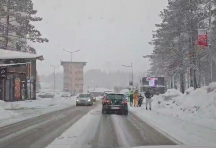 AMSS: Oprez u vožnji ka planinskim predelima zbog snega, putevi prohodni