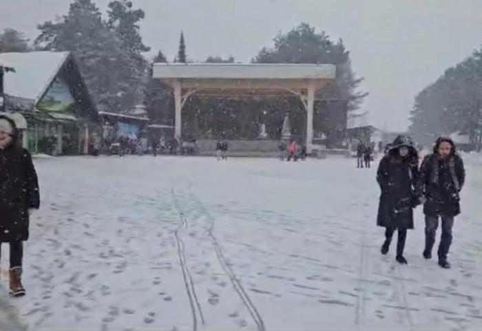 (FOTO) Sneg na Zlatiboru pada od podneva, na postojećih pola metra napadalo još 15 centimetara