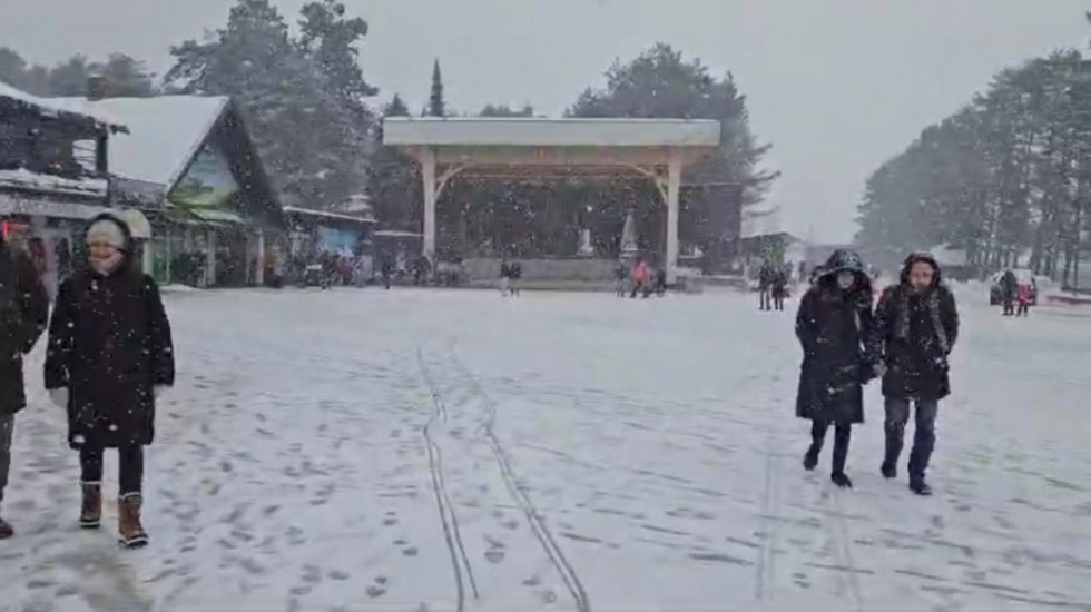 (FOTO) Sneg na Zlatiboru pada od podneva, na postojećih pola metra napadalo još 15 centimetara