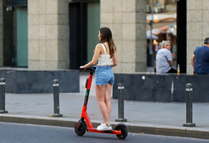 Barselona uvodi mere za nesavesne vozače električnih skutera, kazna do 500 evra