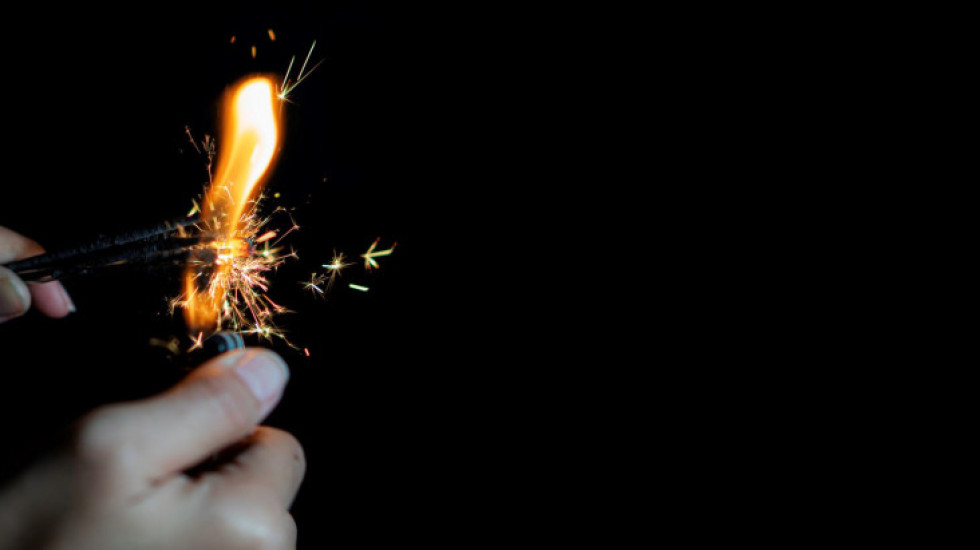 Dečaku (10) u Osijeku petarda eksplodirala u ruci, amputirana mu dva prsta