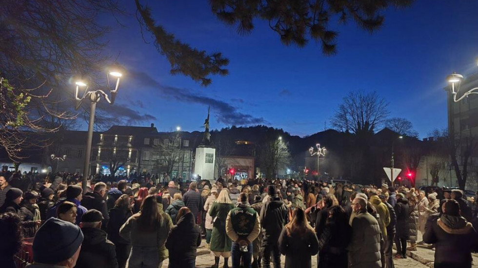 (FOTO/VIDEO) Protest studenata i građana na Cetinju i u Podgorici, odali počast stradalima u zločinu