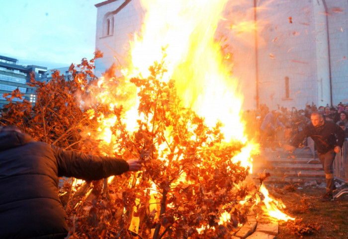 (FOTO) Tradicionalno paljenje badnjaka ispred Hrama Svetog Save, Božićna liturgija u ponoć