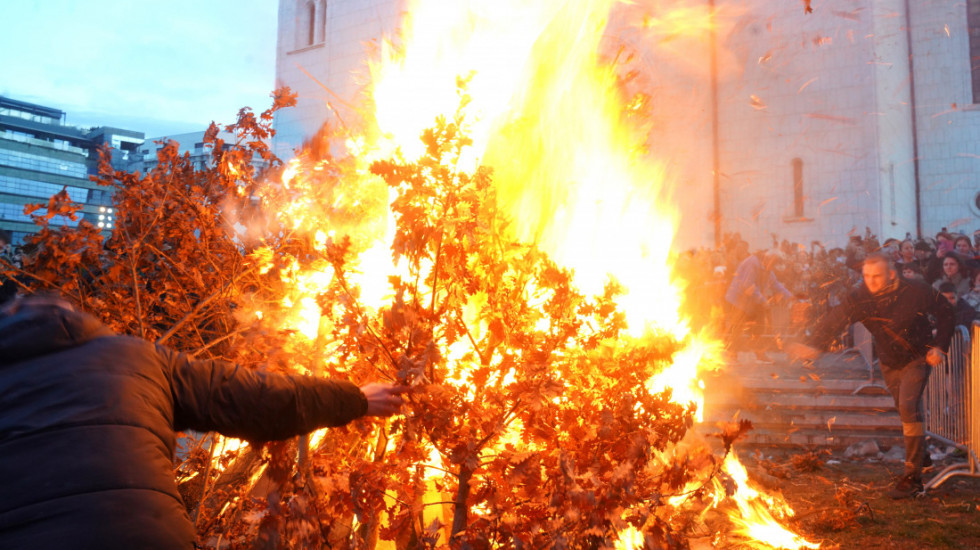 (FOTO) Tradicionalno paljenje badnjaka ispred Hrama Svetog Save, Božićna liturgija u ponoć