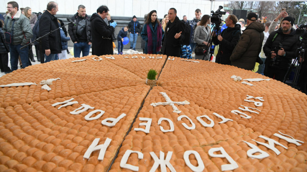 Tradicionalno lomljenje česnice ispred Hrama Svetog Save, 33 dukata u prečniku od 3,8 metara