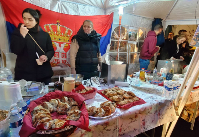 (FOTO/VIDEO) Srbi tradicionalno proslavili Badnje veče u Parizu: Muzika, domaća hrana i badnjak od pet do deset evra