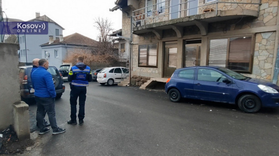 (VIDEO) Kosovska policija upala u prostorije Poreske uprave u Severnoj Mitrovici