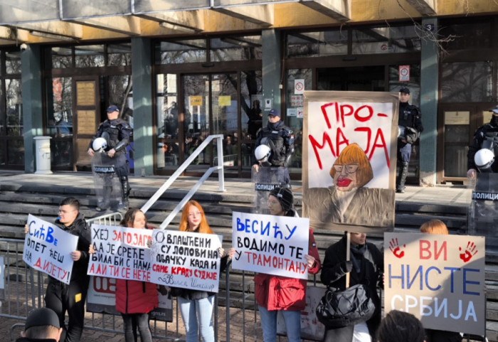 Protest studenata ispred Višeg suda u Novom Sadu: "Hej, Zago, Zago, da je sreće bila bi s nama"