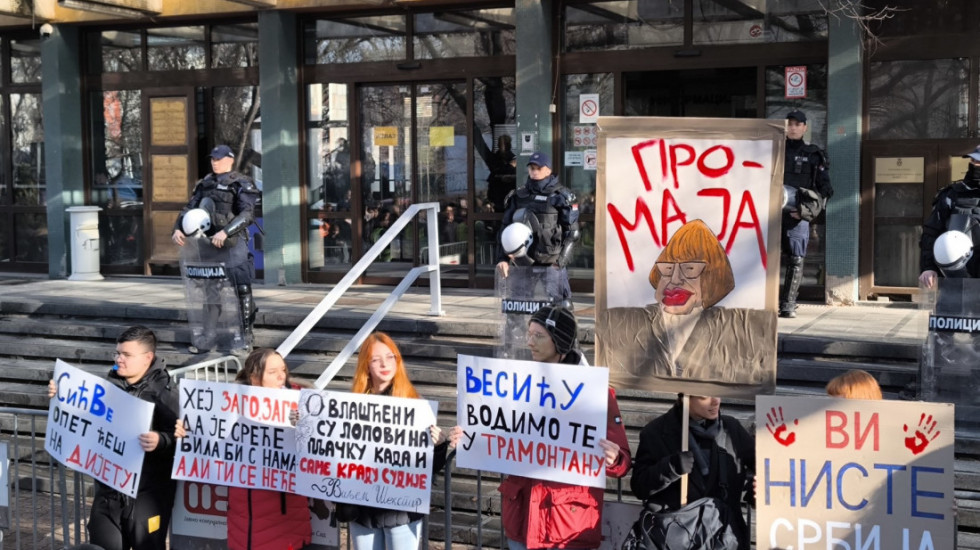 Protest studenata ispred Višeg suda u Novom Sadu: "Hej, Zago, Zago, da je sreće bila bi s nama"