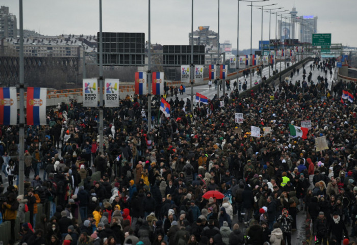 (FOTO/VIDEO) Studenti i građani na sat vremena blokirali Mostarsku petlju uz poruku "Odsvirali ste svoje"