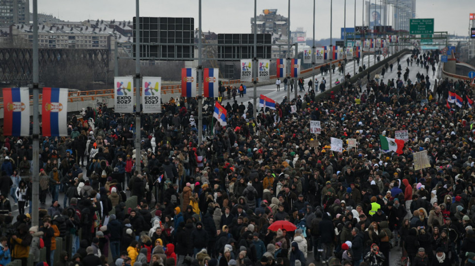 (FOTO/VIDEO) Studenti i građani na sat vremena blokirali Mostarsku petlju uz poruku "Odsvirali ste svoje"