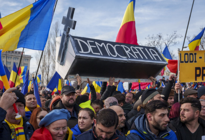 (FOTO) Hiljade pristalica proruskog kandidata protestovale u Rumuniji zbog poništavanja predsedničkih izbora