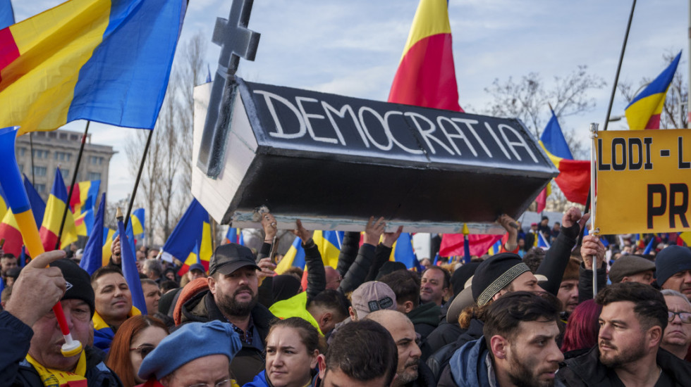 (FOTO) Hiljade pristalica proruskog kandidata protestovale u Rumuniji zbog poništavanja predsedničkih izbora