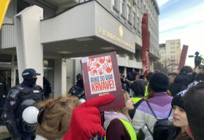 Studenti na protestu ispred zgrade BIA u Novom Sadu, došli na "prijateljski razgovor" i ostavili pisma zaposlenima