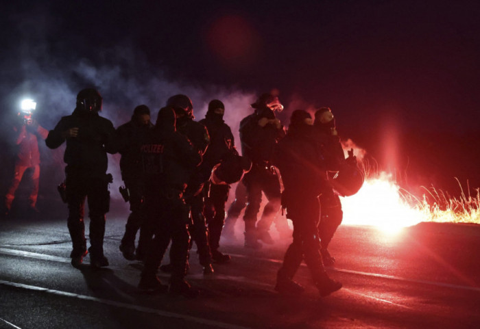 (FOTO) Incidenti na protestu u Nemačkoj zbog skupa AfD: Demonstranti bacali petarde na policajce, jedan povređen