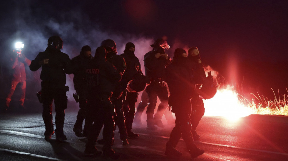 (FOTO) Incidenti na protestu u Nemačkoj zbog skupa AfD: Demonstranti bacali petarde na policajce, jedan povređen