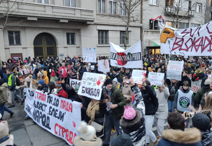 (FOTO/VIDEO) "Bitno je da imaš (u)stav!": Protest studenata i građana ispred zgrade Ustavnog suda