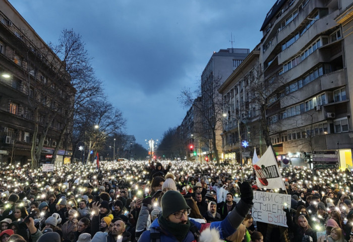 (FOTO/VIDEO) Protest ispred Ustavnog suda: Citirani članovi Ustava koji su, prema tvrdnjama studenata, prekršeni