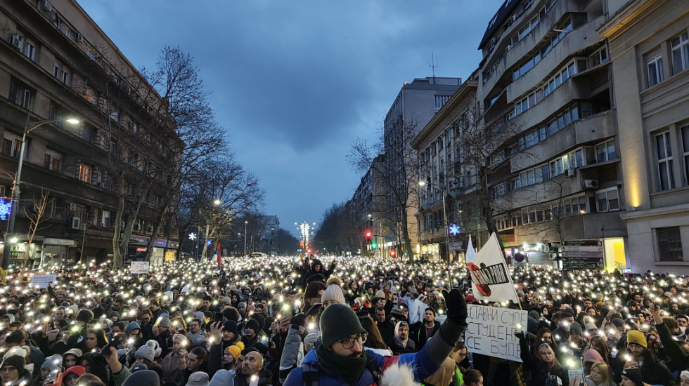 (FOTO/VIDEO) Protest ispred Ustavnog suda: Citirani članovi Ustava koji su, prema tvrdnjama studenata, prekršeni